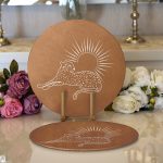 - Supla2li-8821-Gorsel1 - Realhomes Realhomes Pastel Zemin Üzerinde Onedraw Çizimli Güneş Desenli 2'li Yuvarlak Servis Altlığı - Supla Realhomes