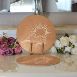 - Supla2li-8821-Gorsel3 - Realhomes Realhomes Pastel Zemin Üzerinde Onedraw Çizimli Güneş Desenli 2'li Yuvarlak Servis Altlığı - Supla Realhomes