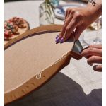 - Supla2li-8821-Gorsel4 - Realhomes Realhomes Pastel Zemin Üzerinde Onedraw Çizimli Güneş Desenli 2'li Yuvarlak Servis Altlığı - Supla Realhomes