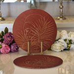 - Supla2li-8823-Gorsel1 - Realhomes Realhomes Renkli Zemin Üzerinde Onedraw Çizimli Bayan Silüeti 2'li Yuvarlak Servis Altlığı - Supla Realhomes