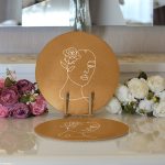 - Supla2li-8830-Gorsel3 - Realhomes  Realhomes Renkli Zemin Üzerinde Onedraw Çizimli Bayan Silüeti 2'li Yuvarlak Servis Altlığı - Supla Realhomes