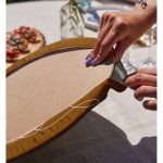 - Supla2li-8830-Gorsel4 - Realhomes  Realhomes Renkli Zemin Üzerinde Onedraw Çizimli Bayan Silüeti 2'li Yuvarlak Servis Altlığı - Supla Realhomes