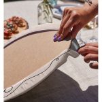 - Supla2li-8832-Gorsel4 - Realhomes Realhomes Renkli Zemin Üzerinde Onedraw Çizimli Bayan Silüeti 2'li Yuvarlak Servis Altlığı - Supla Realhomes