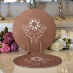 - Supla2li-8838-Gorsel1 - Realhomes Realhomes Pastel Zemin Üzerinde Onedraw Çizimli El Silüeti Modern 2'li Yuvarlak Servis Altlığı - Supla Realhomes