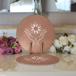 - Supla2li-8838-Gorsel3 - Realhomes Realhomes Pastel Zemin Üzerinde Onedraw Çizimli El Silüeti Modern 2'li Yuvarlak Servis Altlığı - Supla Realhomes