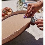 - Supla2li-8838-Gorsel4 - Realhomes Realhomes Pastel Zemin Üzerinde Onedraw Çizimli El Silüeti Modern 2'li Yuvarlak Servis Altlığı - Supla Realhomes