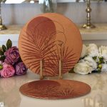 - Supla2li-8839-Gorsel1 - Realhomes  Realhomes Pastel Zemin Üzerinde Onedraw Çizimli Bayan Silüeti 2'li Yuvarlak Servis Altlığı - Supla Realhomes