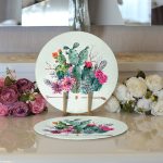 - Supla2li-8850-Gorsel3 - Realhomes Realhomes Renkli Zemin Üzerinde Oklu Kaktüs Desenli 2'li Yuvarlak Servis Altlığı - Supla Realhomes