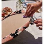 - Supla2li-8859-Gorsel4 - Realhomes Realhomes Renkli Zemin Üzerinde Yaprak Desenli Dijital Baskılı Modern 2'li Yuvarlak Servis Altlığı - Supla Realhomes