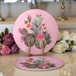 - Supla2li-8871-Gorsel1 - Realhomes Realhomes Renkli Zemin Üzerinde Kaktüs Desenli Dijital Baskılı Modern 2'li Yuvarlak Servis Altlığı - Supla Realhomes