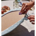 - Supla2li-8924-Gorsel4 - Realhomes Realhomes Rengarenk Zeminli Beyaz Ortanca Çiçek Desenli Dijital Baskılı Modern 2'li Yuvarlak Servis Altlığı - Supla Realhomes