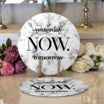 - Supla2li-9267-Gorsel1 - Realhomes Realhomes Mermer Zeminde NOW Yazılı Özel Tasarım Modern 2'li Yuvarlak Servis Altlığı - Supla Realhomes