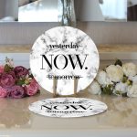 - Supla2li-9267-Gorsel3 - Realhomes Realhomes Mermer Zeminde NOW Yazılı Özel Tasarım Modern 2'li Yuvarlak Servis Altlığı - Supla Realhomes