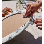 - Supla2li-9267-Gorsel4 - Realhomes Realhomes Mermer Zeminde NOW Yazılı Özel Tasarım Modern 2'li Yuvarlak Servis Altlığı - Supla Realhomes