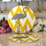 - Supla2li-sarigrizigfla-Gorsel1 - Realhomes  Realhomes Sarı Gri Zigzaglar ve Flamingo Desenli Modern 2'li Yuvarlak Servis Altlığı - Supla Realhomes