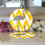 - Supla2li-sarigrizigfla-Gorsel3 - Realhomes  Realhomes Sarı Gri Zigzaglar ve Flamingo Desenli Modern 2'li Yuvarlak Servis Altlığı - Supla Realhomes