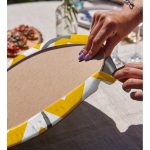 - Supla2li-sarigrizigfla-Gorsel4 - Realhomes  Realhomes Sarı Gri Zigzaglar ve Flamingo Desenli Modern 2'li Yuvarlak Servis Altlığı - Supla Realhomes