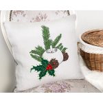 Çam Ağacı Yaprakları İçinde Mumluk Tasarımlı Dijital Baskılı Dekoratif Yastık Kırlent Kılıfı Realhomes