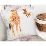- Rh-K10200-Gorsel2 - Realhomes  Beyaz Zemin Zürafa Desenli Dijital Baskılı Dekoratif Yastık Kırlent Kılıfı Realhomes