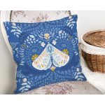 - Rh-K10411-Gorsel2 - Realhomes Mavi Zemin Kelebek & Çiçekli Özel Tasarım Dijital Baskılı Modern Yastık Kırlent Kılıfı Realhomes