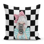 - Rh-K9298-Gorsel1 - Realhomes Dama Zeminli Fotoğraf Çeken Kız Tasarımlı Dijital Baskılı Modern Yastık Kırlent Kılıfı Realhomes