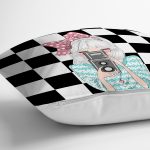 - Rh-K9298-Gorsel3 - Realhomes Dama Zeminli Fotoğraf Çeken Kız Tasarımlı Dijital Baskılı Modern Yastık Kırlent Kılıfı Realhomes