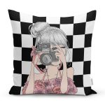 - Rh-K9299-Gorsel1 - Realhomes Dama Zeminli & Fotoğraf Çeken Kız Tasarımlı Dijital Baskılı Dekoratif Yastık Kırlent Kılıfı Realhomes