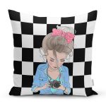 - Rh-K9301-Gorsel1 - Realhomes Dama Zeminli Fotoğraf Çeken Kız Tasarımlı Dijital Baskılı Dekoratif Yastık Kırlent Kılıfı Realhomes