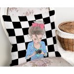 - Rh-K9301-Gorsel2 - Realhomes Dama Zeminli Fotoğraf Çeken Kız Tasarımlı Dijital Baskılı Dekoratif Yastık Kırlent Kılıfı Realhomes
