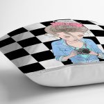 - Rh-K9301-Gorsel3 - Realhomes Dama Zeminli Fotoğraf Çeken Kız Tasarımlı Dijital Baskılı Dekoratif Yastık Kırlent Kılıfı Realhomes