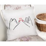 - Rh-K9355-Gorsel2 - Realhomes Özel Tasarım Sevgili Parmakları & Kalp Dijital Baskılı Dekoratif Yastık Kırlent Kılıfı Realhomes