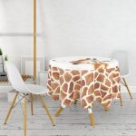 - MasaYuv-10201-Gorsel2 - Realhomes  Beyaz Zemin Zürafa Desenli Dijital Baskılı Modern Yuvarlak Masa Örtüsü - Çap 140cm Realhomes