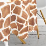 - MasaYuv-10201-Gorsel3 - Realhomes  Beyaz Zemin Zürafa Desenli Dijital Baskılı Modern Yuvarlak Masa Örtüsü - Çap 140cm Realhomes