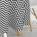 - MasaYuv-2020-Gorsel3 - Realhomes Siyah Beyaz Zigzag Desenli Dijital Baskılı Yuvarlak Masa Örtüsü - Çap 140cm Realhomes