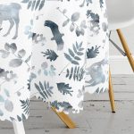 Beyaz Zeminli Geyik ve Yaprak Motifleri Dijital Baskılı Yuvarlak Masa Örtüsü - Çap 140cm Realhomes