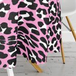 - MasaYuv-3217-Gorsel3 - Realhomes Pembe Renkli Leopar Desenli Modern Yuvarlak Masa Örtüsü - Çap 140cm Realhomes