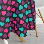 Siyah Zeminde Kalpler Özel Tasarımlı Yuvarlak Masa Örtüsü - Çap 140cm Realhomes