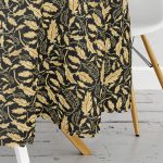 - MasaYuv-3310-Gorsel3 - Realhomes  Siyah Zeminli Altın Yapraklar Motifli Yuvarlak Masa Örtüsü - Çap 140cm Realhomes