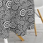 - MasaYuv-3410-Gorsel3 - Realhomes  Siyah Beyaz Geometrik Yuvarlak Tasarımlı Modern Yuvarlak Masa Örtüsü - Çap 140cm Realhomes