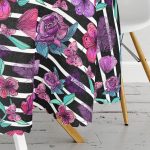 - MasaYuv-3944-Gorsel3 - Realhomes  Çizgili Zeminde Rengarenk Çiçekler Dijital Baskılı Modern Yuvarlak Masa Örtüsü - Çap 140cm Realhomes