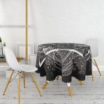 Siyah zeminde Beyaz Desenli Yuvarlak Masa Örtüsü - Çap 140cm Realhomes