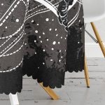 Siyah zeminde Beyaz Desenli Yuvarlak Masa Örtüsü - Çap 140cm Realhomes