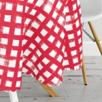 Kırmızı Zeminde Geometrik Kare Motifli Yuvarlak Masa Örtüsü - Çap 140cm Realhomes