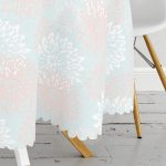 Mavi Zemin Üzerinde Beyaz Kırmızı Çiçek Tasarımlı Yuvarlak Masa Örtüsü - Çap 140cm Realhomes