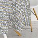 Gri Zemin Üzerinde Lacivert Yazı Motifli Yuvarlak Masa Örtüsü - Çap 140cm Realhomes