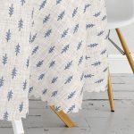 Kot Zemin Üzerinde Çam Ağacı Motifli Yuvarlak Masa Örtüsü - Çap 140cm Realhomes