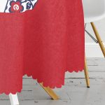 - MasaYuv-5819-Gorsel3 - Realhomes Kırmızı Zeminli Köpek Tutan Hanım Desenli Modern Yuvarlak Masa Örtüsü - Çap 140cm Realhomes