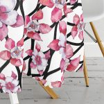 - MasaYuv-6186-Gorsel3 - Realhomes Beyaz Zemin Üzerinde Siyah Çizgiler Ile Çiçek Baskılı Yuvarlak Masa Örtüsü - Çap 140cm Realhomes