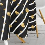 - MasaYuv-6478-Gorsel3 - Realhomes Siyah Zemin Beyaz Çizgi Tasarımlı Hardal Kalp Motifli Yuvarlak Masa Örtüsü - Çap 140cm Realhomes