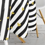 - MasaYuv-6696-Gorsel3 - Realhomes Siyah Beyaz Sütun Çizgiler Üzerine Hardal Kalp Motifli Yuvarlak Masa Örtüsü - Çap 140cm Realhomes